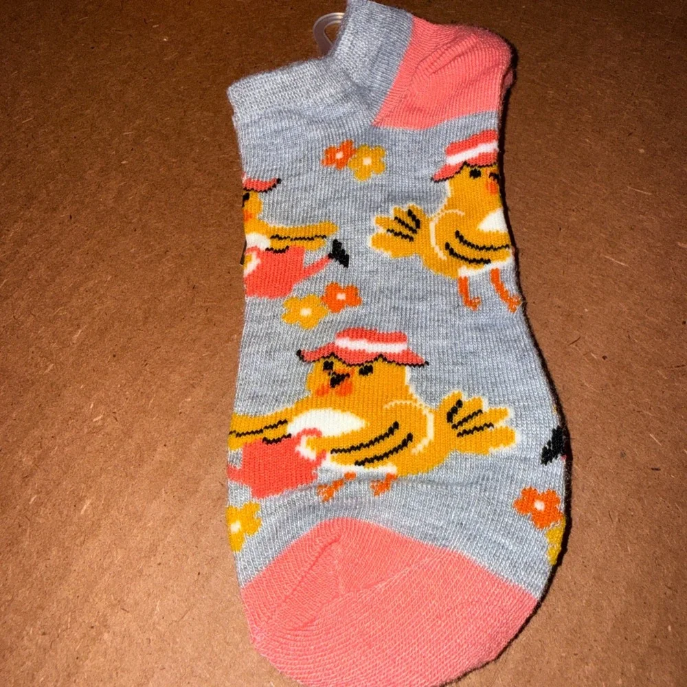 Hello Socks Low Cut Socks OS 4-10 NEW Gardening Chick Coral Gray